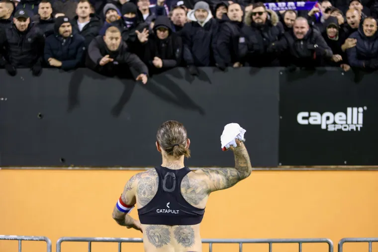 Marko Livaja je nakon zavr&scaron;etka susreta do&scaron;ao podno tribine na kojoj je bila smje&scaron;tena Torcida i bacio svoj dres. Prvotno je navijao s njima. Ovo niste mogli vidjeti na TV-u. 