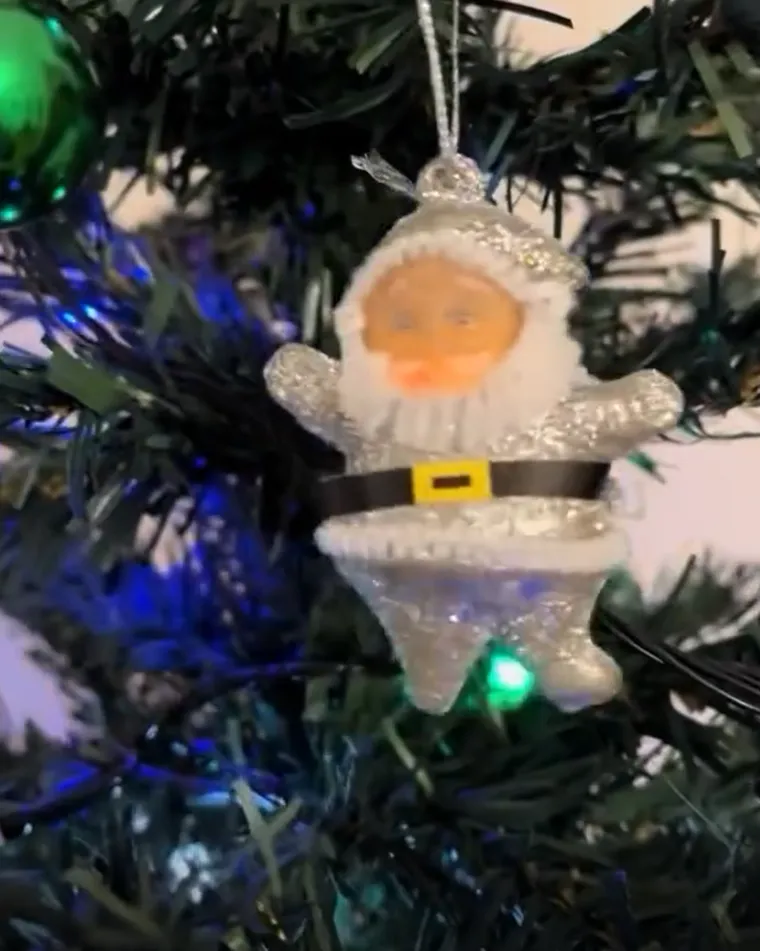 Ove vintage kuglice više su od običnih ukrasa - one su čuvari tradicije, nositelji nostalgije i stvaratelji novih obiteljskih uspomena. Njihova bezvremenska ljepota i kvalitetna izrada osiguravaju da će i buduće generacije moći uživati u čaroliji tradicionalnog božićnog ukrašavanja.