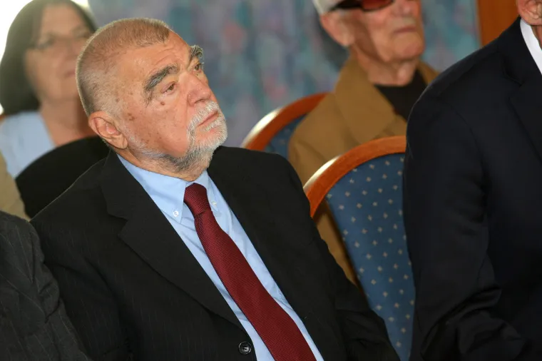 Stjepan Mesić bio je hrvatski predsjednik od 2000. do 2010. godine. Bio je Mesić ranije i predsjednik Predsjedništva SFRJ te prvi predsjednik Vlade Republike Hrvatske. 
