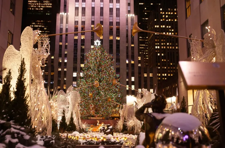 Danas je klizalište u Rockefeller Centru doživjelo značajnu tehnološku transformaciju, iako i dalje vjerno čuva svoj prepoznatljiv povijesni izgled koji ga čini ikoničnim.