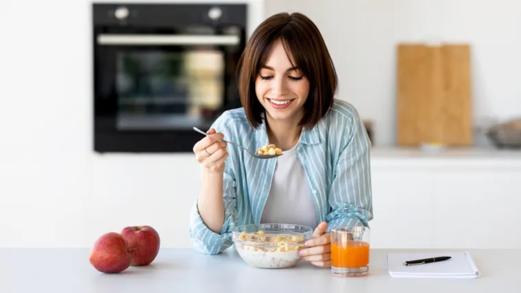 2. Jedite nutritivno bogat doručak: Doručak je najvažniji obrok dana, i to s dobrim razlogom. &quot;Jedenje nutritivno bogatog, vlaknima bogatog doručka s naglaskom na biljne proteine ključ je za zdravlje&quot;, objašnjava dr. Federica Amati, nutricionistica i znanstvenica. 