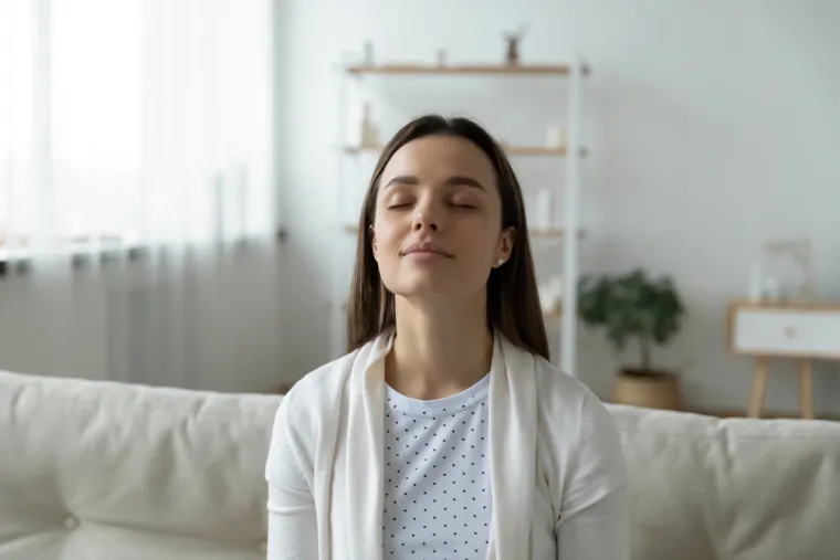 "Ove prakse ne samo da pobolj&scaron;avaju mentalnu jasnoću i emocionalnu dobrobit, već mogu za&scaron;tititi va&scaron;e tijelo od &scaron;tetnih učinaka kroničnog stresa, koji je povezan s raznim bolestima", kaže. Prakticiranje opu&scaron;tanja ne mora biti dugo ili naporno.