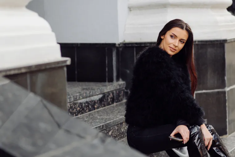 1. Crna: Ovo je boja elegancije, ozbiljnosti i inteligencije. Označava prestiž, moć i autoritet.