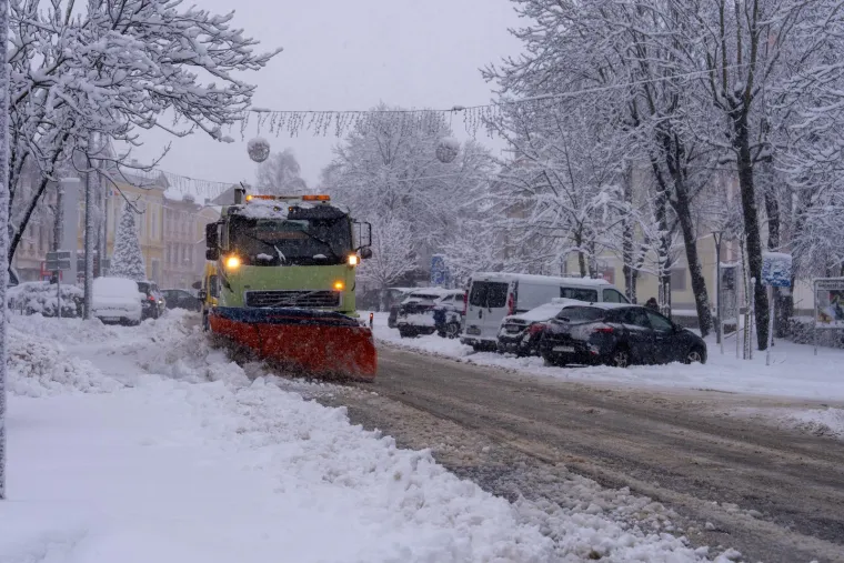 Lopatanje s osmjehom na licu: Pogledajte kako su bijele pahulje okovale Otočac