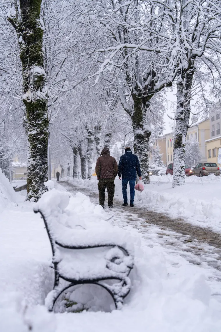 Lopatanje s osmjehom na licu: Pogledajte kako su bijele pahulje okovale Otočac