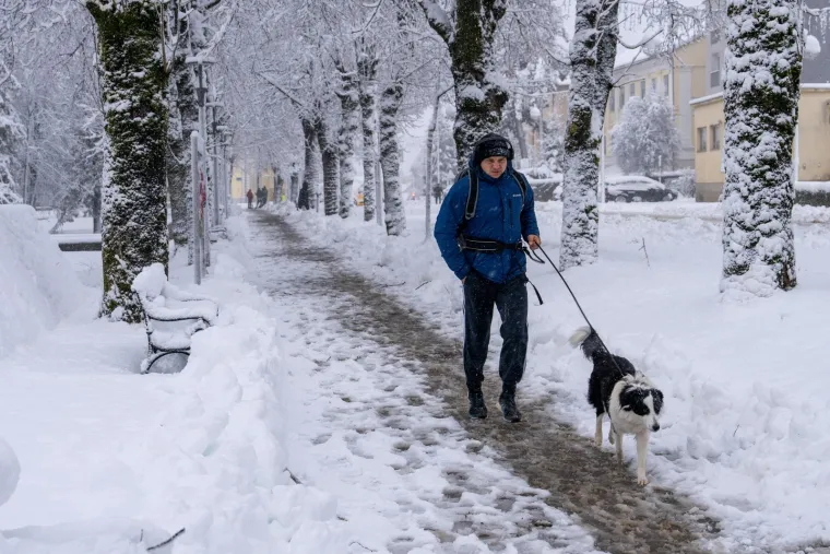 Lopatanje s osmjehom na licu: Pogledajte kako su bijele pahulje okovale Otočac