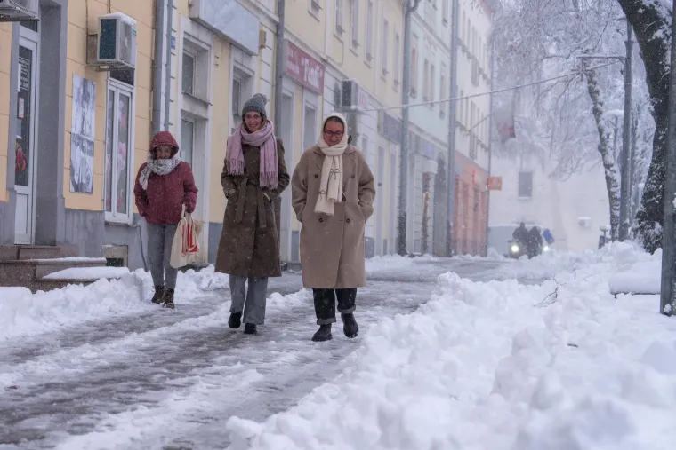 Lopatanje s osmjehom na licu: Pogledajte kako su bijele pahulje okovale Otočac