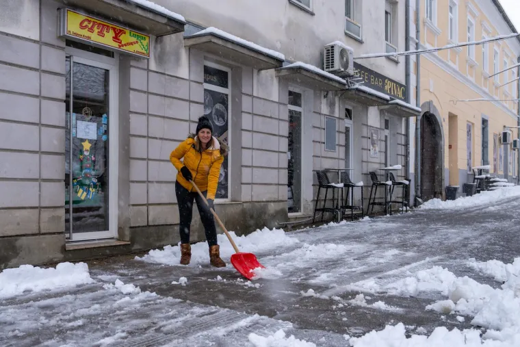 Lopatanje s osmjehom na licu: Pogledajte kako su bijele pahulje okovale Otočac