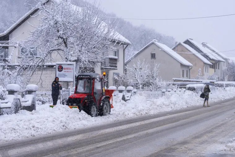 Lopatanje s osmjehom na licu: Pogledajte kako su bijele pahulje okovale Otočac
