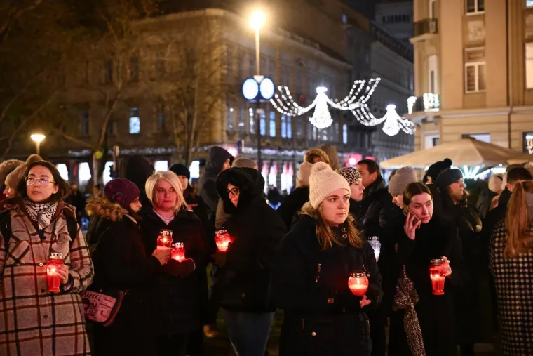 U 18 sati počeo je mimohod nazvan &quot;Za sigurnu školu&quot;, i to bez transparenata, parola i govora. Bit će samo šutnja.