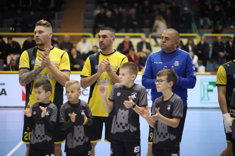 Hrvatska vaterpolo zvijezda i član Torcide Jerko Marinić Kragić skroz lijevo. Jerko je član Torcide Skalice. Skalice su kvart na kojem je odrastao i koji s enalazi blizu Poljuda. 