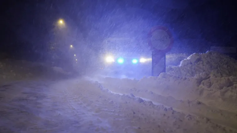 Poslijepodne u središnjoj i sjeverozapadnoj Hrvatskoj većinom oblačno, možda proviri nakratko malo sunca, ali vjetrovito i hladno. Prema večeri opet i sve tmurnije uz sve izglednije slabe oborine sa istoka na granici kiše i snijega. Suho bi moglo ostati uz granicu sa Slovenijom.