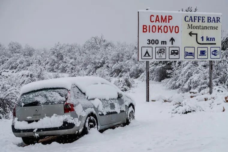 HAK savjetuje vozačima da prilagode brzinu i način vožnje uvjetima na cestama, na put ne kreću bez zimske opreme i, ako je moguće, da odgode putovanje do smirivanja nepovoljnih vremenskih uvjeta