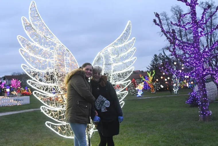 Čarolija svijetla s 5,5 milijuna lampica: Magično imanje privlači brojne posjetitelje