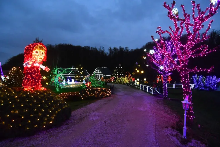 Čarolija svijetla s 5,5 milijuna lampica: Magično imanje privlači brojne posjetitelje