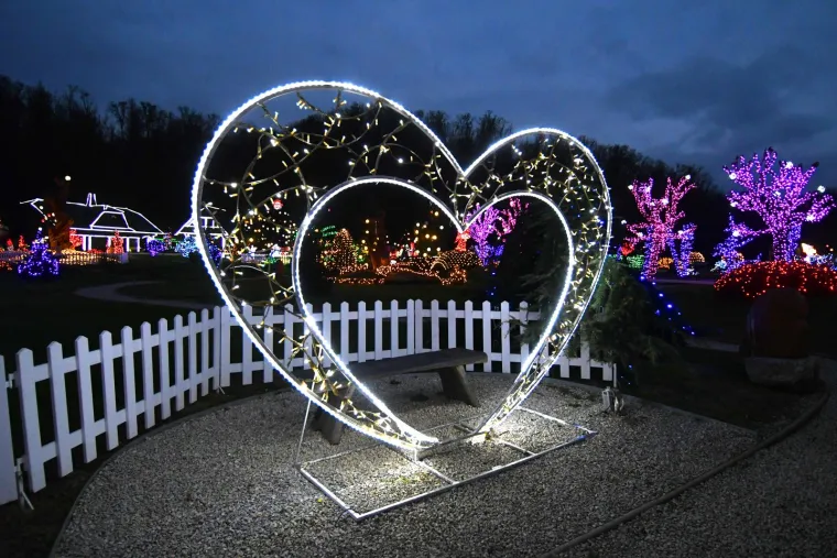 Čarolija svijetla s 5,5 milijuna lampica: Magično imanje privlači brojne posjetitelje