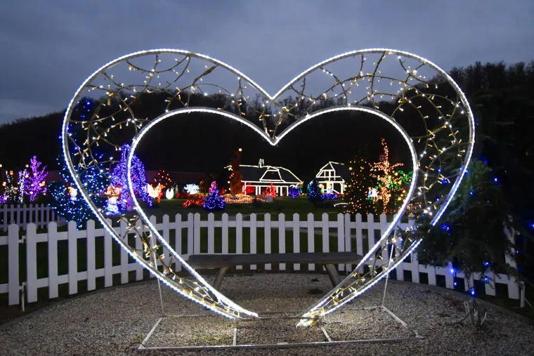 Čarolija svijetla s 5,5 milijuna lampica: Magično imanje privlači brojne posjetitelje