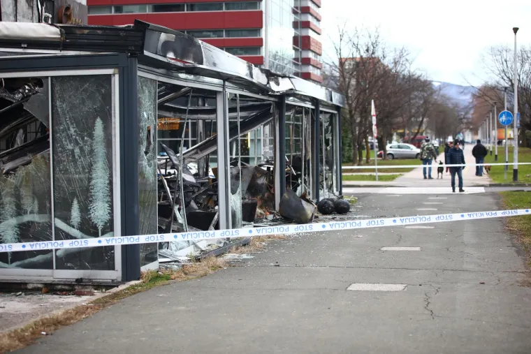 Vatra je zahvatila vanjsku natkrivenu terasu. Vatrogasci iz Javne vatrogasne postrojbe Zagreb odmah su alarmirani. Dolaskom na teren zatekli su požar koji je bio prigušen i srećom se nije proširio na unutrašnjost zgrade, kafića tako i poslovnih prostora objekta u Turininoj 5.
