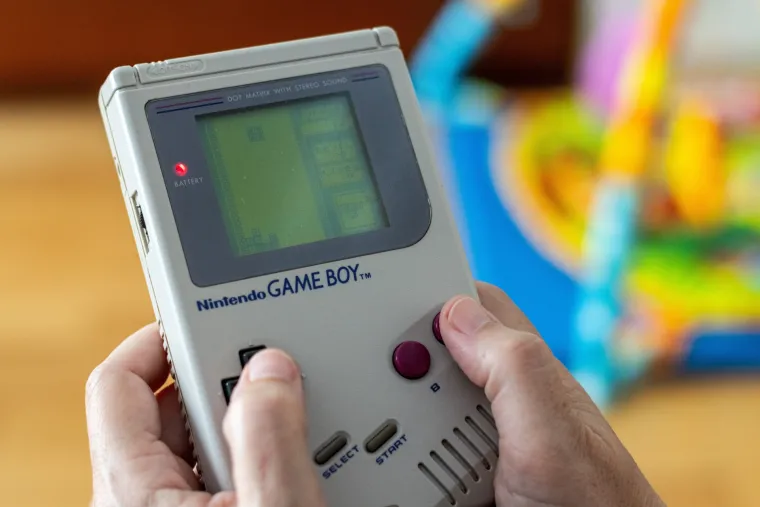 GAME BOY - Bio je savršen poklon za one koji su sanjali o igranju igara bilo gdje – kod kuće, u automobilu ili tijekom praznika s obitelji. Sa svojim monokromatskim ekranom i jednostavnim dizajnom, donosio je sate i sate zabave uz kultne igre poput Tetrisa, Super Mario Land-a i kasnije Pokémona, koji su postali nezaobilazan dio svakodnevnice.