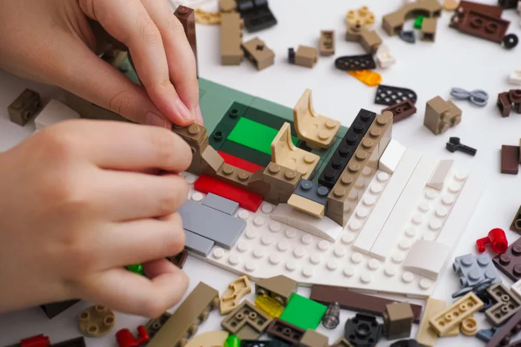 LEGO - Bio i ostao jedan od najpoželjnijih božićnih poklona, a 90-ih godina doživio je svoj vrhunac popularnosti s inovativnim setovima koji su osvajali dječja srca i poticali njihovu kreativnost. Bilo da je riječ o temama poput Pirates, Space, Castle ili novitetima kao što su Star Wars i Adventurers, LEGO je nudio beskrajne mogućnosti za igru i stvaranje.