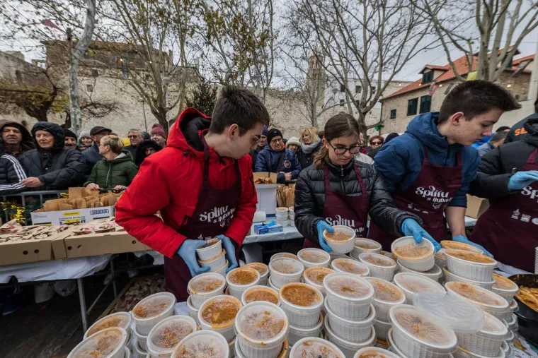  U Splitu su na Badnjak podijelili 5000 porcija bakalara na Splitskoj pazaru, nikome nije smetalo čekati u redu