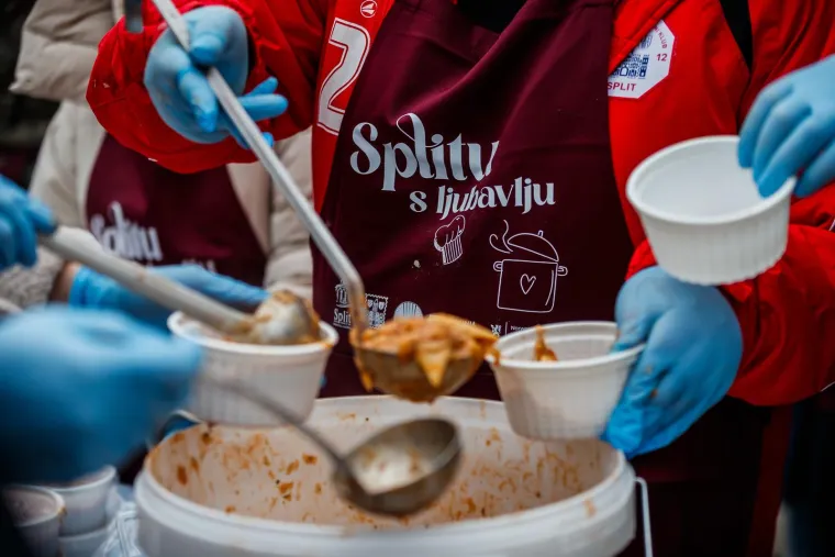 Djed božićnjak u Otočcu, posni rižoto u Puli i kolenda u Dubrovniku. Ali &scaron;to su jeli u Splitu...?
