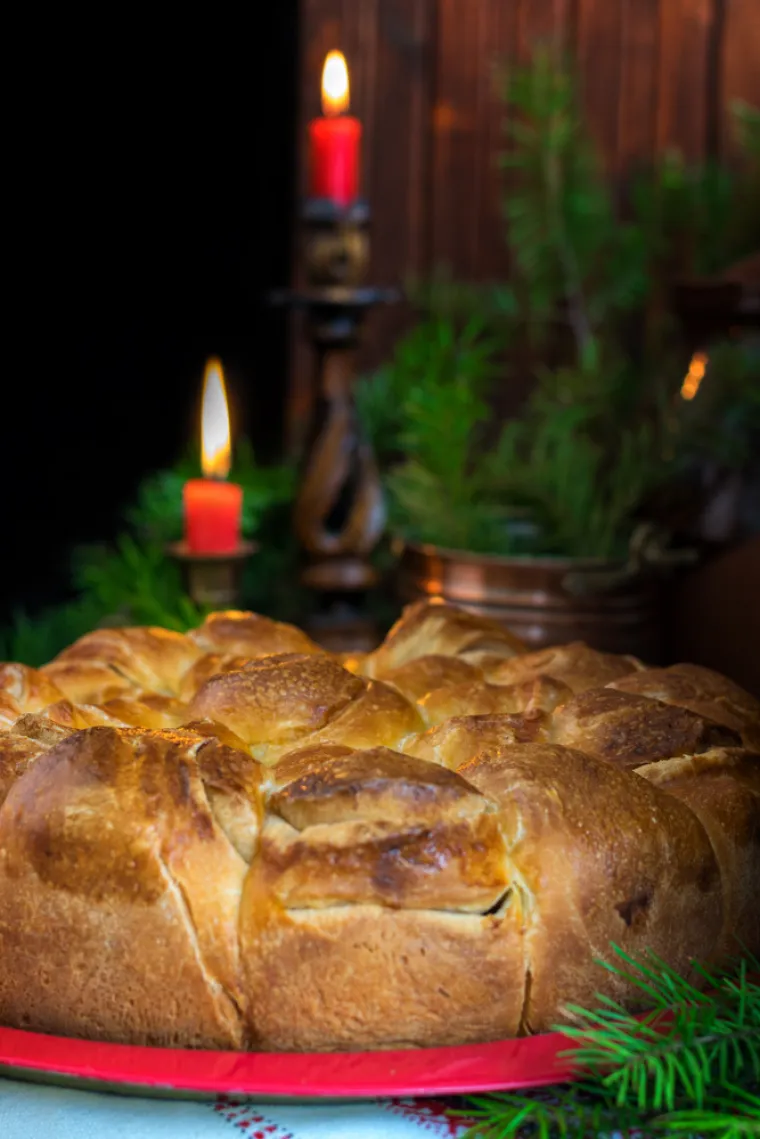 1. Bugarska - Božićna gozba tradicionalno uključuje ​​juhu od graha, punjeni kupus i paprike, kao i sušeno voće, kompote i kruh koji se zove koledna pitka.