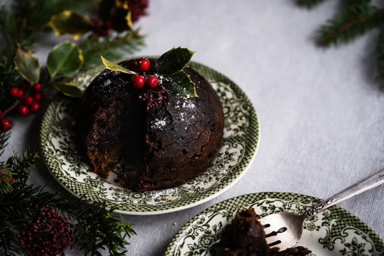 3. Irska - Njihova božićna kuhinja slična je britanskoj, s pečenom puretinom kao glavnim jelom. Jedna božićna poslastica koju ne smijete propustiti je tradicionalni božićni puding, napravljen od loja, brašna i sušenog voća.