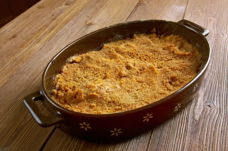 5. Finska - Božićna večera uključuje mnoga tradicionalna jela, poput dimljenog lososa, haringe, šunke, salate od cikle i popularnog složenca od rutabage (podzemne korabe) koji se zove lanttulaatikko. Dobiva se kuhanjem i gnječenjem rutabage, a zatim miješanjem sa začinima, jajima i krušnim mrvicama.