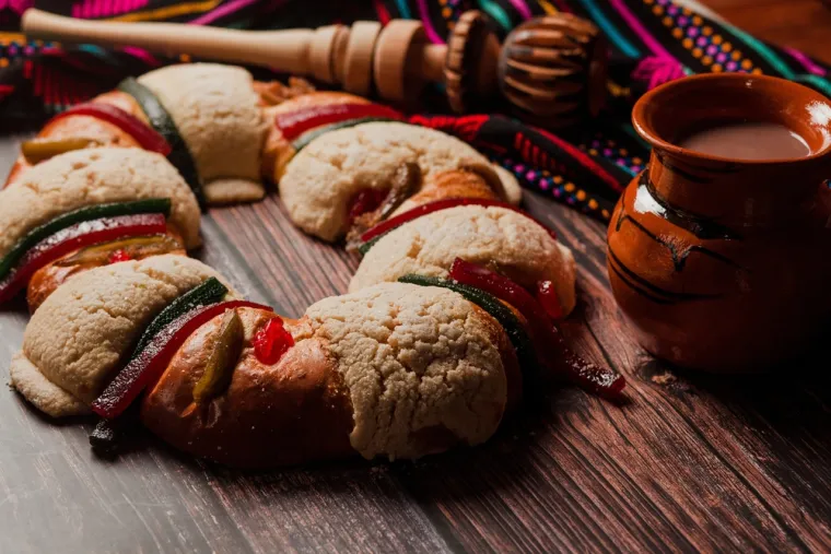7. Meksiko - Božićna večera uključuje tradicionalna jela poput tamalesa, obično sa svinjetinom, i pileću juhu s češnjakom i čilijem zvanu pozole. Međutim, vrhunac božićnog slavlja je 6. siječnja, kada se slavi Día de Los Reyes u čast tri mudraca. Na ovaj dan obitelji jedu poseban kolač u kojem je skrivena beba Isus, a onaj tko ga pronađe osigurat će kolač za sljedeću godinu.