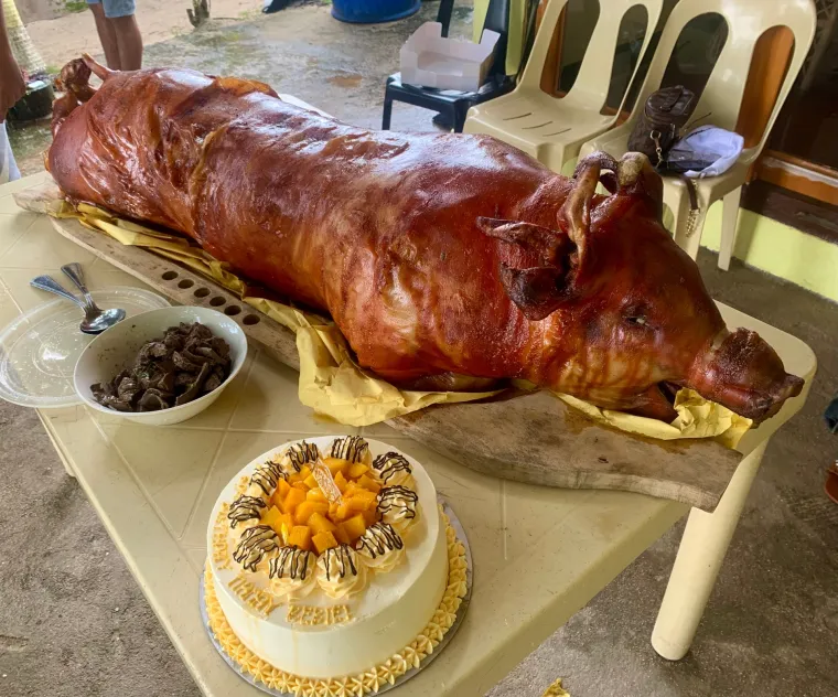 8. Filipini - Glavni događaj na božićnom stolu na Filipinima je pečena svinja, poslužena uz nekoliko tradicionalnih jela, poput pancit malabona, jela od žutih rezanaca začinjenih sjemenkama annatta i bumbongom, mješavinom crne i bijele riže koja izgleda ljubičasto. Riža se namoči u slanoj vodi preko noći, zatim se stavi u cijev od bambusa, kuha na pari i posluži s maslacem, šećerom i naribanim kokosom.