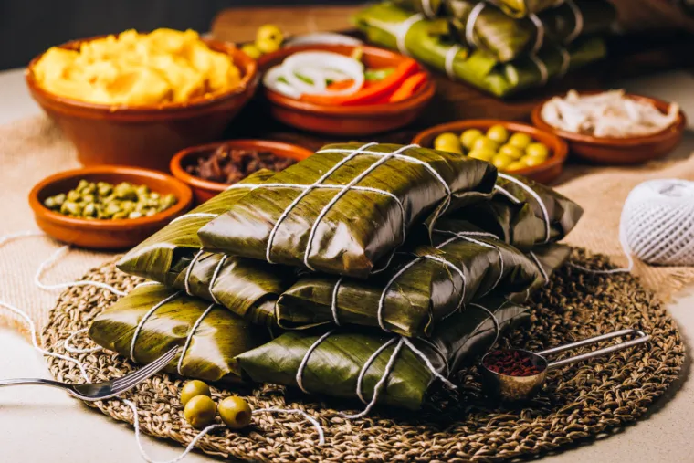 9. Venezuela - Jedno popularno jelo na venezuelanskom božićnom stolu su hallacas, također poznati kao tamales ovisno o latinoameričkoj zemlji. Hallacas je mješavina mesa, poput govedine ili piletine, s maslinama, grožđicama i kaparima u kukuruzu i umotana u lišće trputca, koji se kuhaju ili kuhaju na pari prije posluživanja vruće na tanjuru.