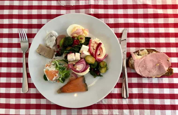 12. Švedska - Božićna gozba uključuje razna jela koja se poslužuju na švedskom stolu poznatom kao julbord. Ove večere, koje se održavaju na Badnjak, pune su tradicionalnih švedskih jela, uključujući mesne okruglice, sušeni losos, ukiseljenu haringu, sir, kuhani krumpir i šunku.