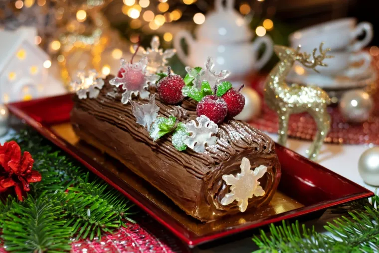 20. Francuska - Božićna večera u toj zemlji nekima bi mogla izgledati vrlo otmjeno, a dva popularna jela su kamenice i foie gras. &Scaron;ampanjac, kolači i glavno jelo poput pečene purice punjene kestenom također su dio francuske gozbe. Za desert se služi tradicionalna torta nazvana b&ucirc;che de no&euml;l, često ukra&scaron;ena pjenom od bjelanjaka i drugim slatkim poslasticama.