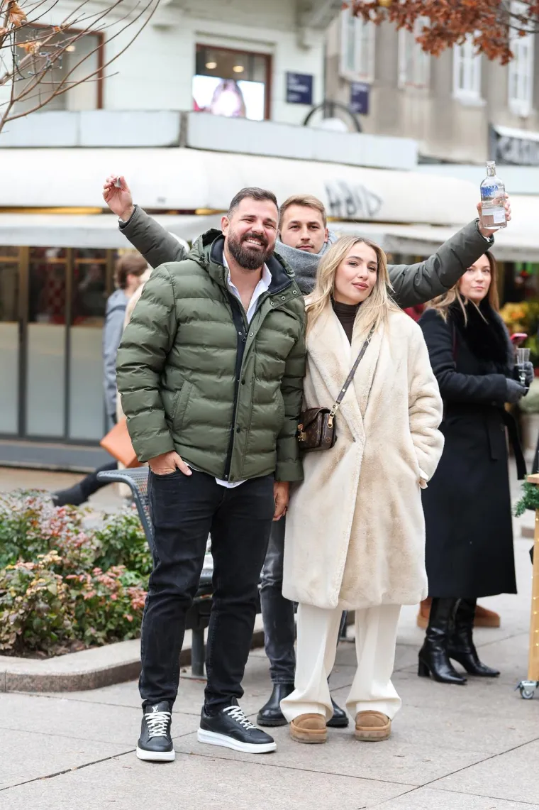 Zajedno sa svojom suprugom Andreom Trgovčević prošetao je centrom Zagreba.