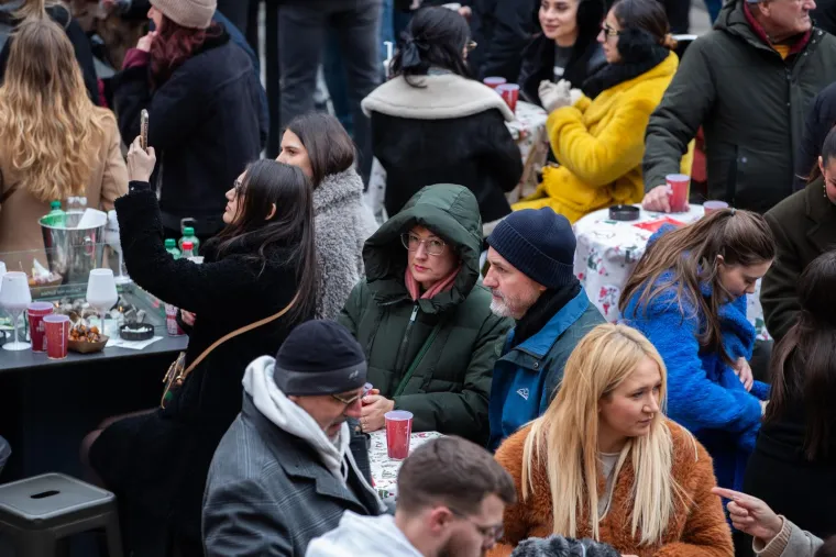 Tko je misteriozna crnka? Svi su gledali samo u nju