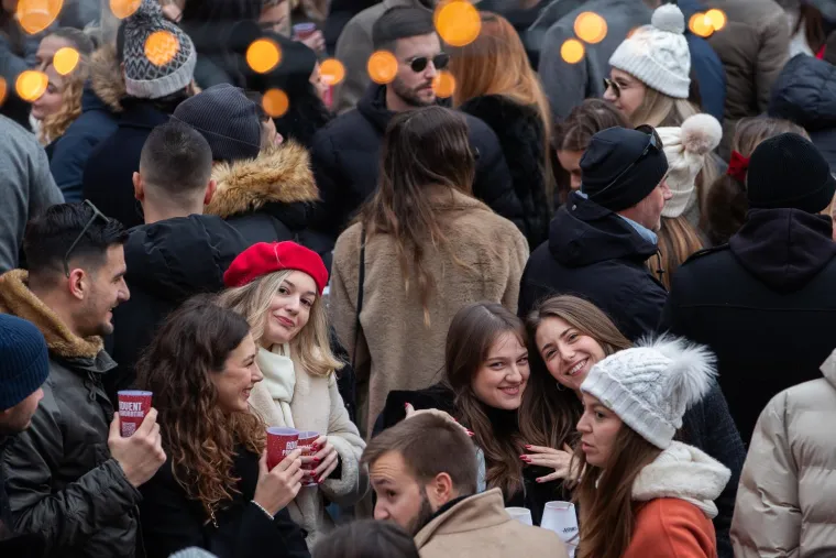 Tko je misteriozna crnka? Svi su gledali samo u nju