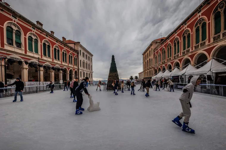 Tko je misteriozna crnka? Svi su gledali samo u nju