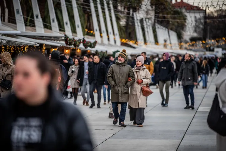 Tko je misteriozna crnka? Svi su gledali samo u nju