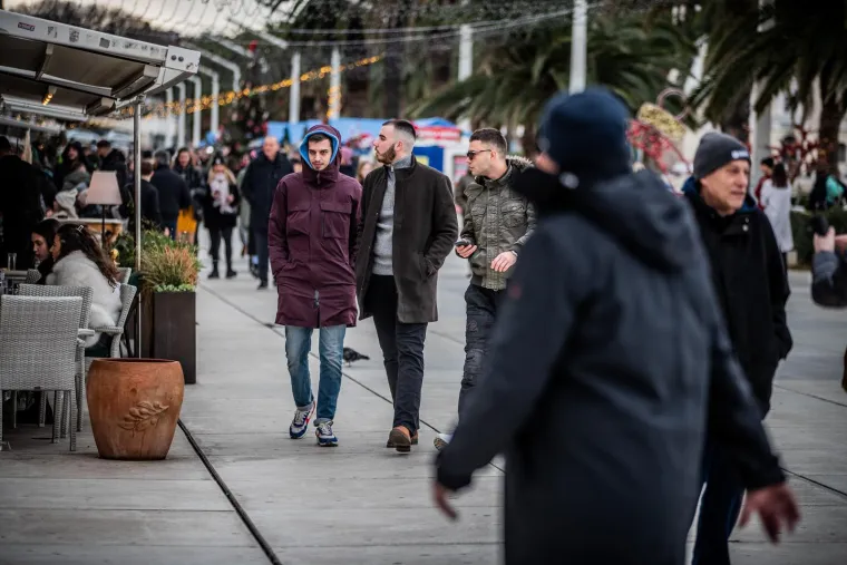 Tko je misteriozna crnka? Svi su gledali samo u nju