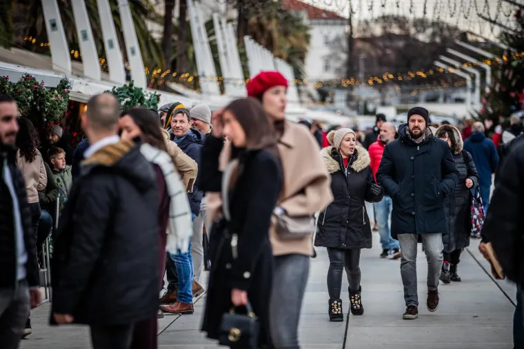 Tko je misteriozna crnka? Svi su gledali samo u nju