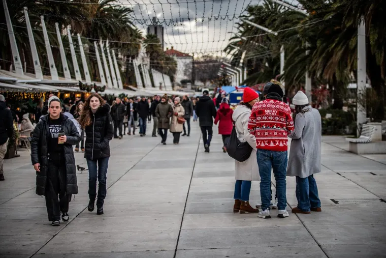 Tko je misteriozna crnka? Svi su gledali samo u nju