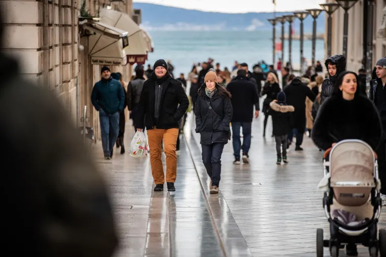 Tko je misteriozna crnka? Svi su gledali samo u nju