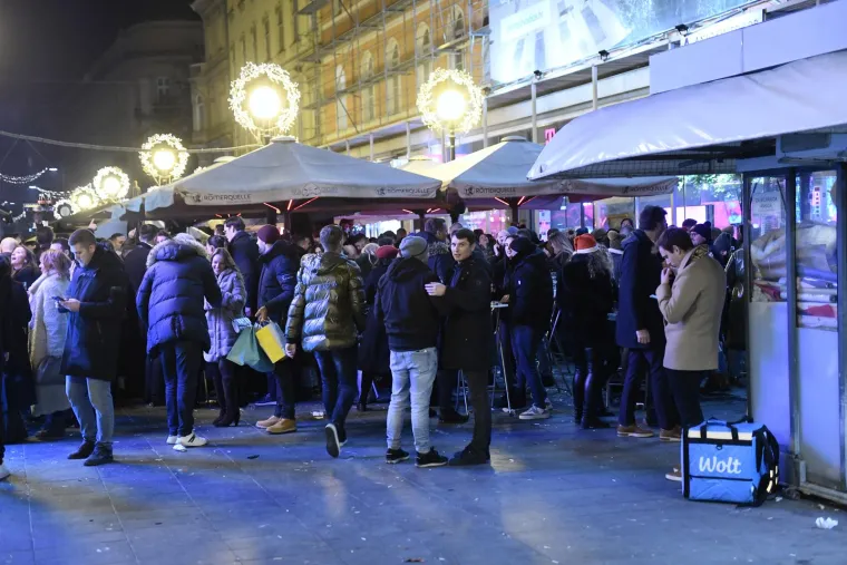 Zrak je bio ispunjen mirisom kuhanih rakija i drugih alkoholnih napitaka, što je dalo gradskom životu posebnu božićnu notu