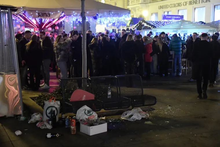 Na ulicama se počinje gomilati smeće, dok prazne boce i opušci postaju sve brojniji