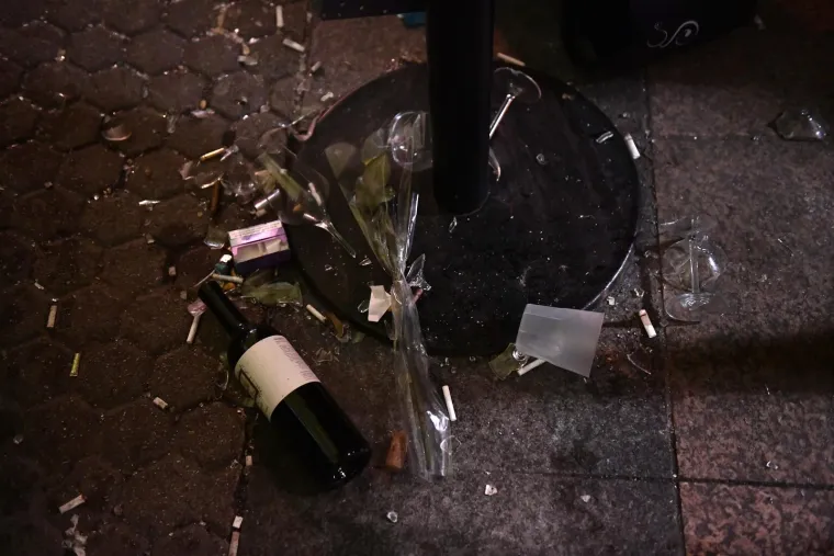 Po podu ostaju razne vrste smeća.