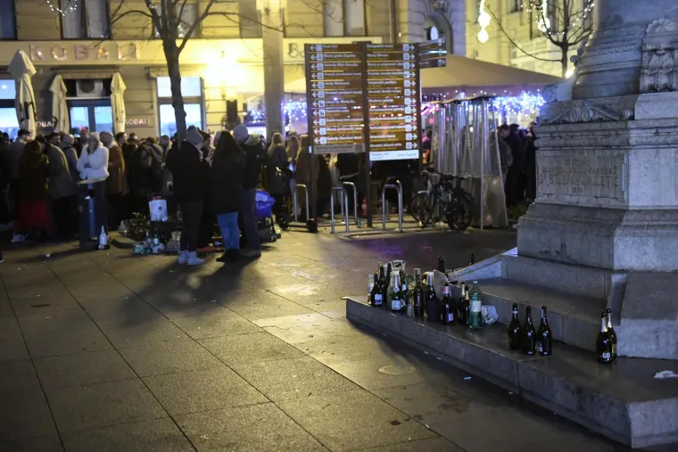 U centru Zagreba slavlje još traje, a boce i smeće preplavili ulice