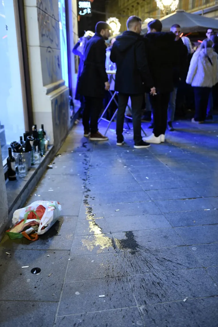 U centru Zagreba slavlje još traje, a boce i smeće preplavili ulice