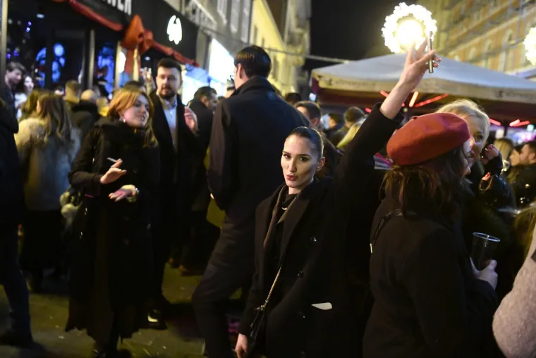 U centru Zagreba slavlje jo&scaron; traje, a boce i smeće preplavili ulice