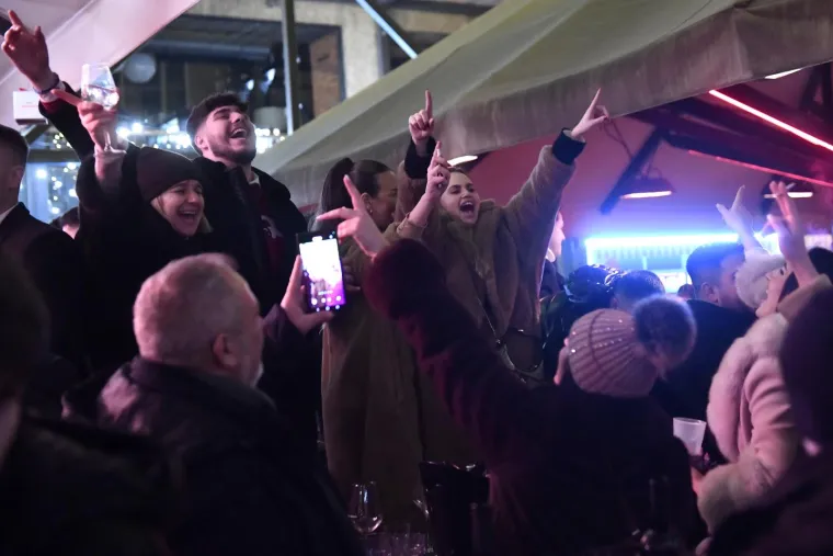 U centru Zagreba slavlje jo&scaron; traje, a boce i smeće preplavili ulice